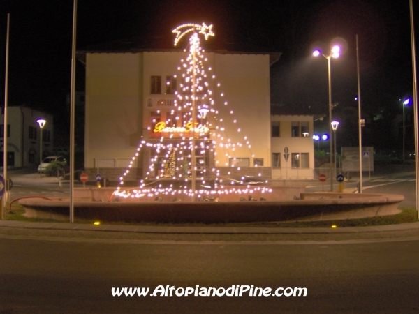 L'albero di Natale in mezzo alla rotatoria - 3 dicembre 2006