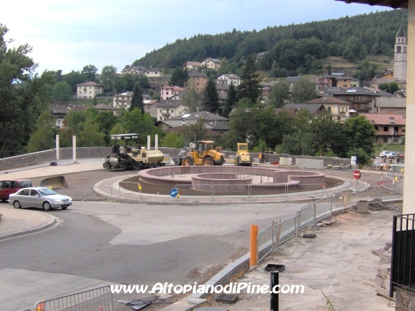 La fontana è quasi completa e la rotatoria inizia a prendere forma - 23 luglio 2006