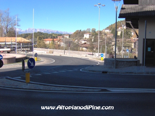 L'imbocco della rotatoria per chi proviene dal Lago della Serraia - 4 novembre 2006