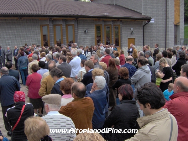 La gente che partecipa all'inagurazione