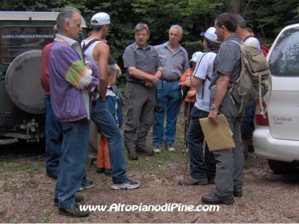 Un gruppo di persone visita i confini dell'ASUC