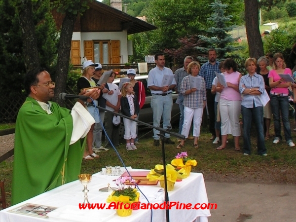 Padre Jos celebra la S. Messa accompagnato dal coro 