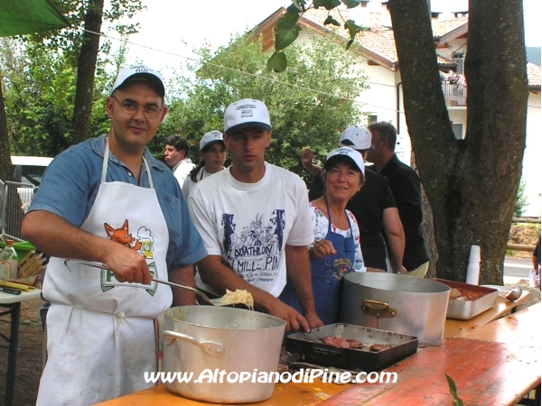 I volontari distribuiscono il pranzo