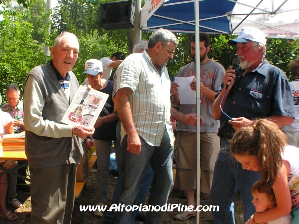 La premiazione degli anziani della frazione