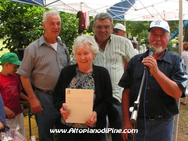 Foto ricordo della premiazione degli anziani della frazione