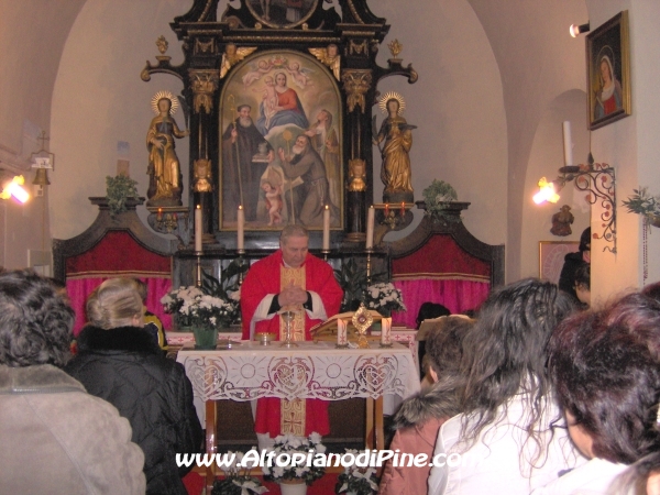 Don Silvio celebra la S.Messa nella chiesetta di Santa Lucia