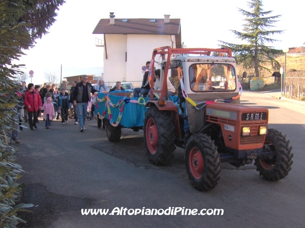 La sfilata dietro il carro e la Santa Lucia