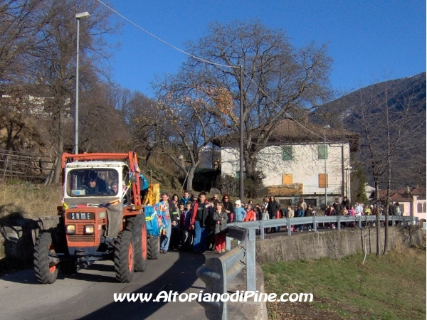 I bambini sfilano per le strade di Baselga