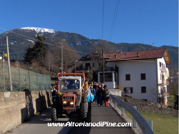 Costalta sullo sfondo innevato e i bambini che proseguono verso Tressilla