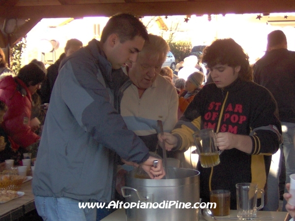 Si riempiono le caraffe di the caldo