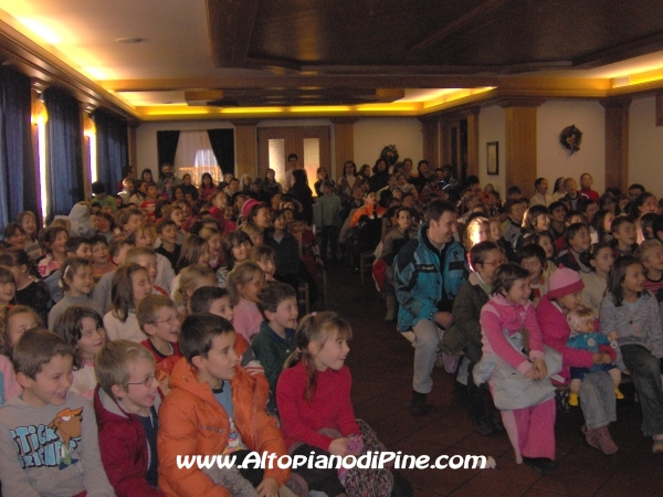 I bambini presenti all'albergo Edera per lo spettacolo