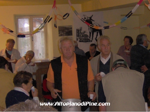 Marcello e Guido e di spalle Renato che distribuiscono il caffè