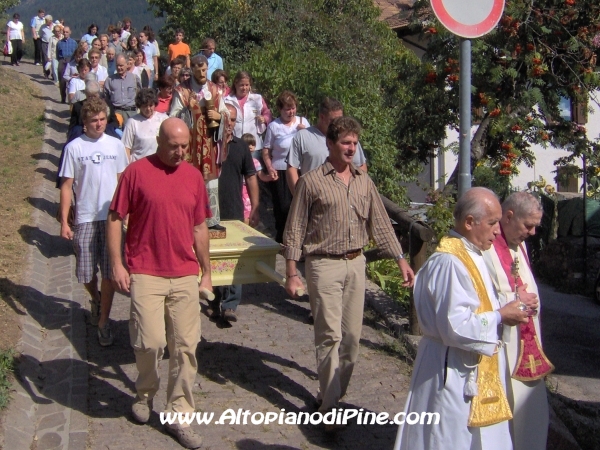 La statua di San Valentino in processione