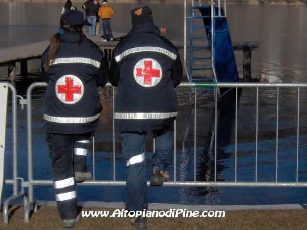 I volontari della Croce Rossa Italiana che assistono allo spettacolo