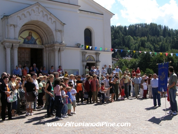 La gente che ascolta il concerto all'esterno della Chiesa di S. Maria Assunta