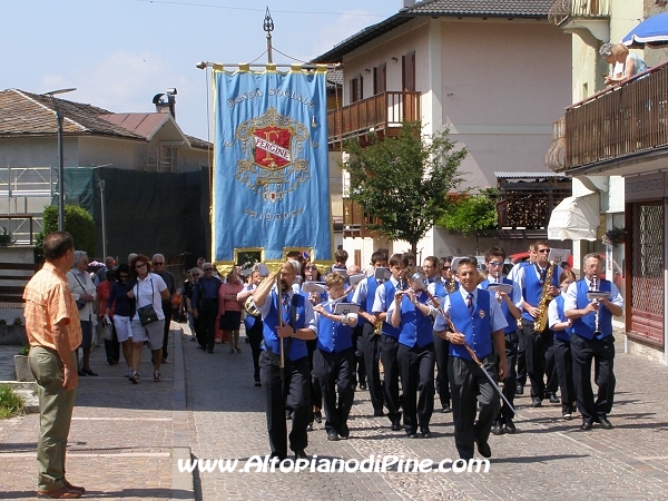 La Banda Sociale di Pergine sfila per Corso Roma a Baselga