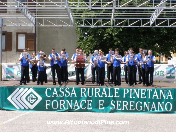 Il concerto in piazza a Baselga