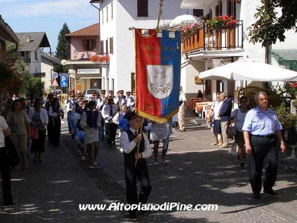 La partenza della sfilata dalla Chiesa parrocchiale di Baselga