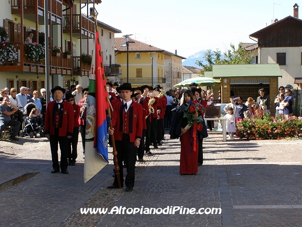 Il concerto della banda nei pressi del mercatino dei prodotti tipici e artigianali