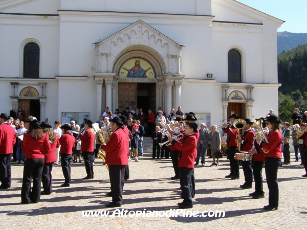 Il concerto davanti alla Chiesa di Baselga