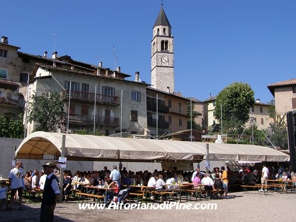 Il tendone della festa sotto il campanile della Chiesa Vecchia di Baselga