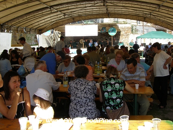 La gente nel tendone della festa