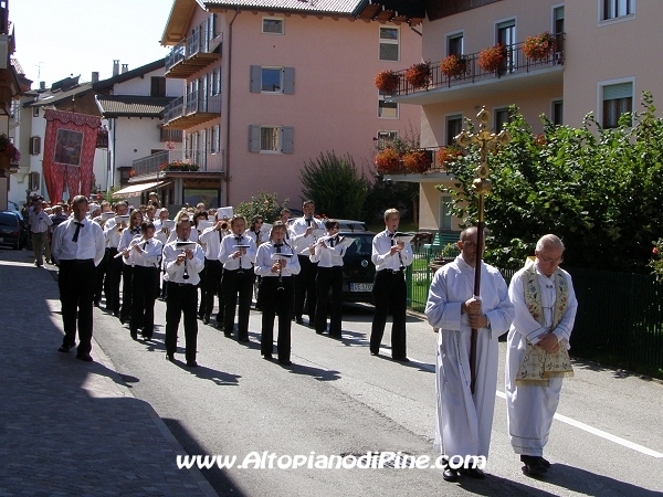 La croce che guida la processione e il Gruppo Bandistico Folk Pinetano