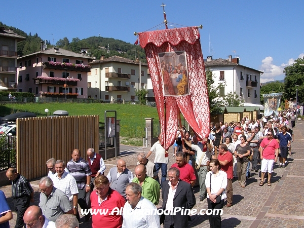 La processione nelle vie del paese