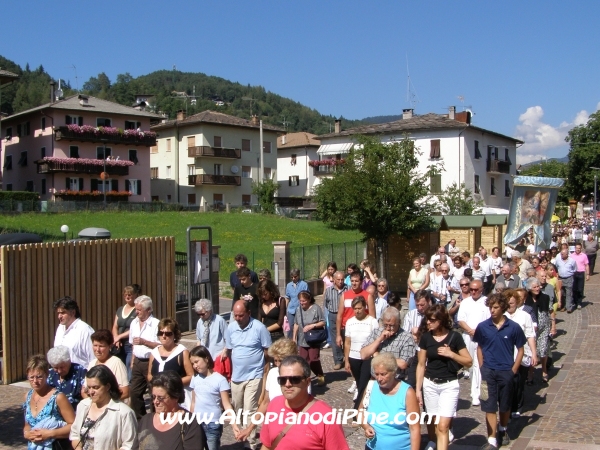 La numerosa gente che ha partecipato alla processione