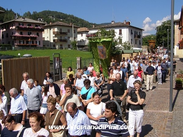 La gente in processione