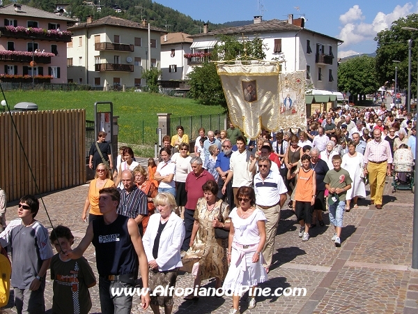 La procesione nelle vie di Baselga