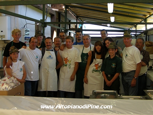 Foto di gruppo di alcuni Alpini e volontari al lavoro sabato