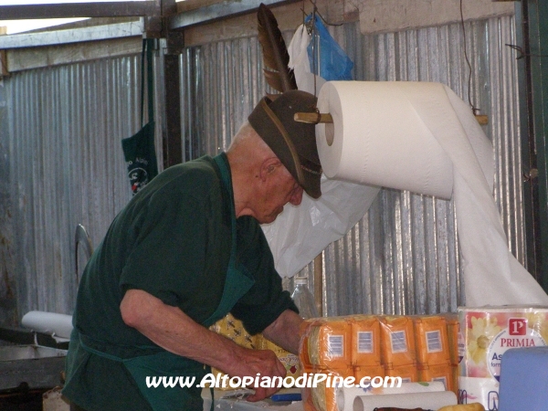 Un Alpino al lavoro in cucina