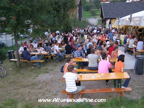 La numerosa gente presente alla festa