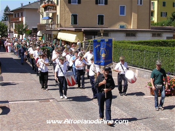 La sfilata in corso Roma a Baselga di Pine'