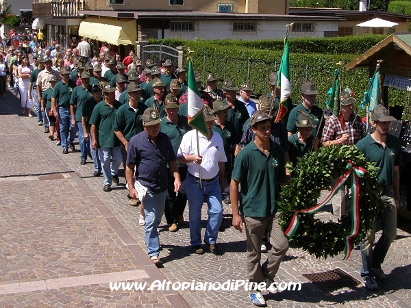 Gli Alpini di Baselga e altri gruppi ospiti che sfilano nelle vie del centro