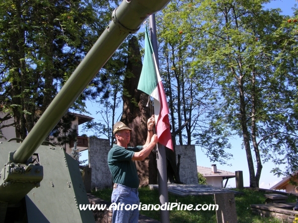 L'alzabandiera al Monumento ai Caduti di Baselga di Pine'