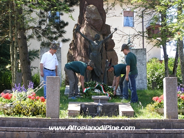 Deposizione di una corona al Monumento ai Caduti