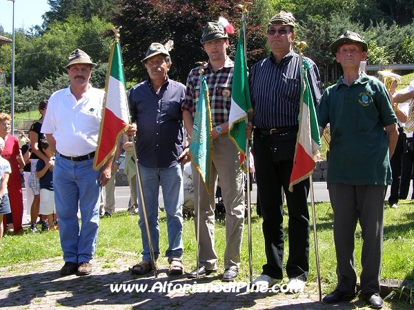 I gagliardetti dei gruppi ANA presenti per la festa a Baselga