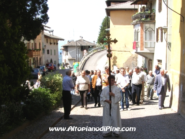 La croce che apre la processione