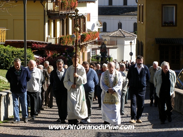 La croce portata da un chirichetto e Don Giovanni che guidano la processione