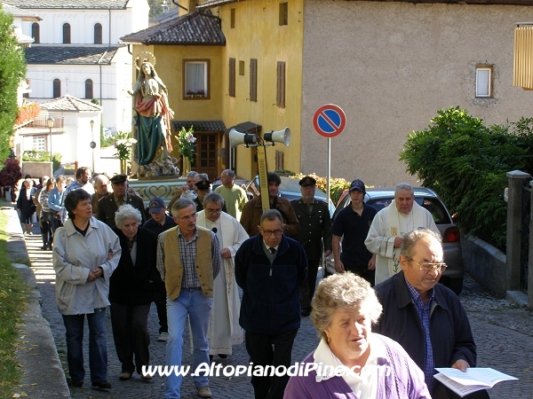 La processione religiosa nelle strade di Baselga