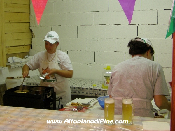 La preparazione degli straboli - dolce tipico della zona