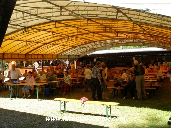 Il grande tendone allestito per la festa