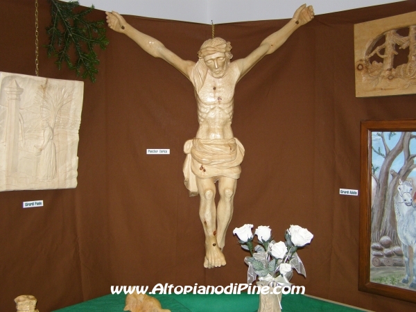 Un grande Cristo scolpito nel legno