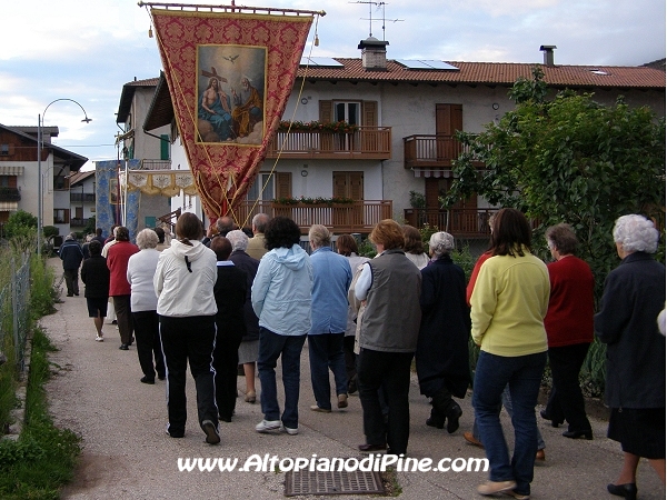 I fedeli che hanno partecipato numerosi alla processione