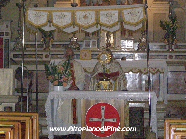 La benedizione e l'adorazione del Santissimo nella Chiesa parrocchiale