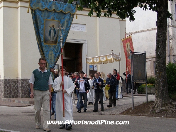 La croce che apre la processione del Corpus Domini