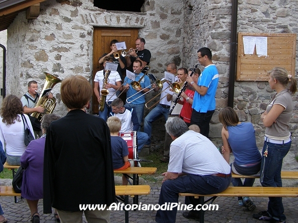 Tutti intenti ad ascoltare la piccola band musicale