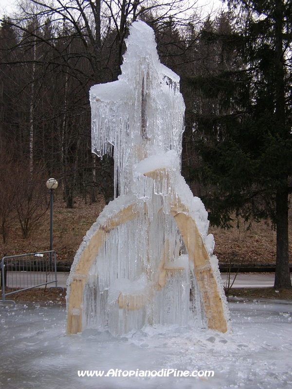 Scultura di ghiaccio nei pressi del Lago della Serraia